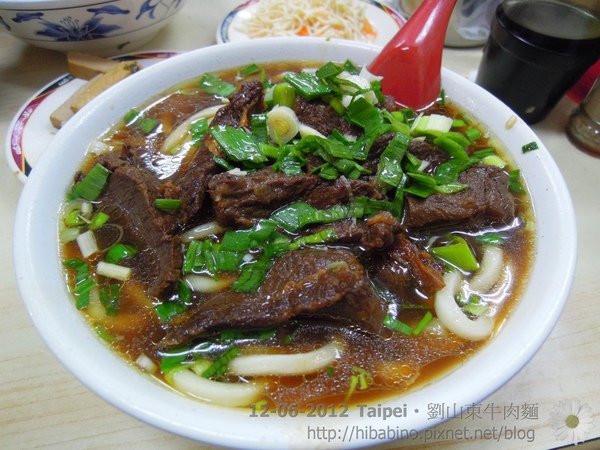 良金牧場工廠總店 金門溫體酒槽牛牛肉麵，生肉現燙粉嫩色澤超吸睛。 @黛西優齁齁 DaisyYohoho 世界自助旅行/旅行狂/背包客/美食生活