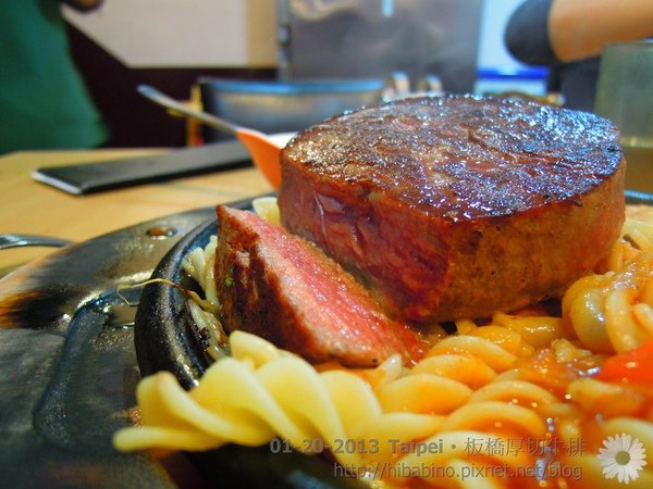 [食記] 新北‧板橋 捷運亞東醫院站平價的大塊牛排店‧板橋厚切牛排 @黛西優齁齁 DaisyYohoho 世界自助旅行/旅行狂/背包客/美食生活