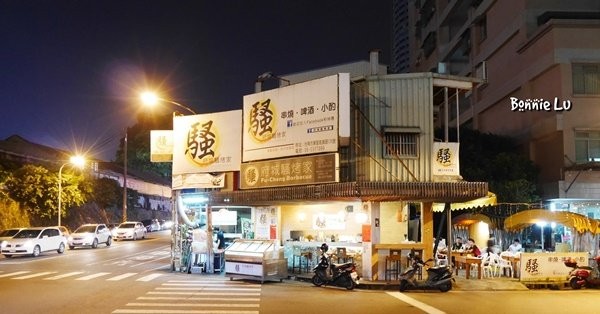 府城騷烤家，台南成大宵夜場～前鋒路上的露天燒烤，聚會宵夜好去處！