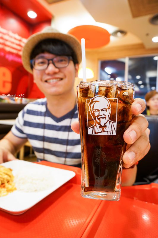 泰國曼谷美食 到泰國一定要吃一下有白飯的「肯德雞 KFC」 套餐! 泰國旅遊, 曼谷旅遊, 曼谷美食, 泰國肯德基, KFC, 曼谷自助旅行, 曼谷自由行KFC-8