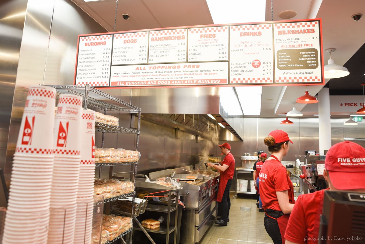 【英國自助旅行】倫敦美食 Five Guys 15種免費食材任選!美國來的連鎖速食餐廳 King's Cross火車站旁 kingcross, 倫敦美食, 英國連鎖速食餐廳, 倫敦自由行, 英國自助旅行, 歐洲旅遊, 歐洲自助旅行, five guys, 黛西優齁齁