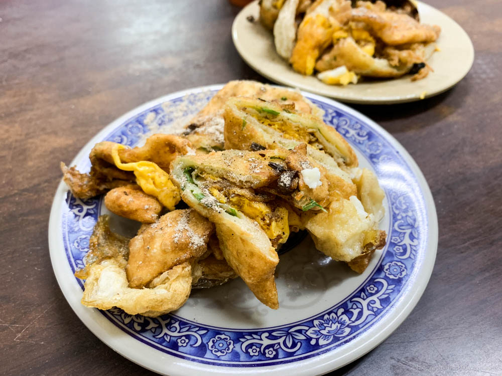 大龍峒美食,在地人也愛的這些人氣小吃!古早味炸蛋餅、飲料、地瓜球~ 重慶豆漿炸蛋餅,老字號早餐店,隱身大龍峒市場中的美味,近捷運圓山站