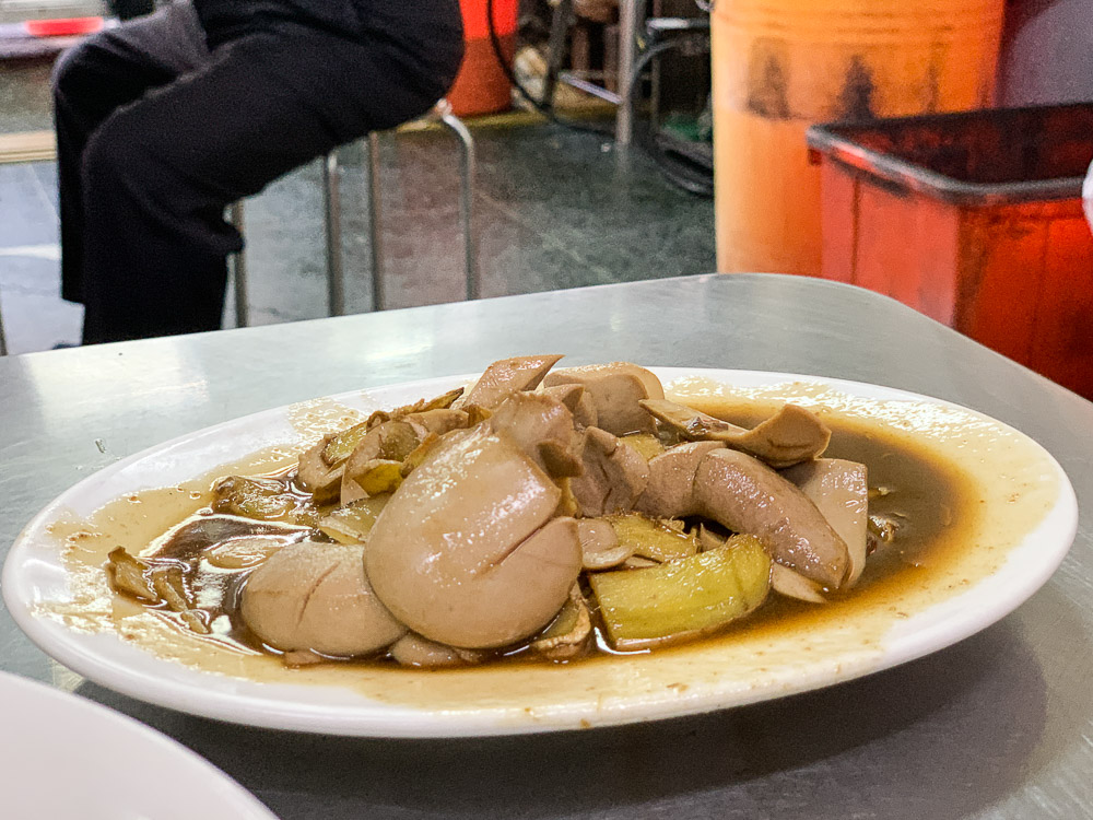 延平街》羅山生炒鱔魚麵，充滿鑊氣的炒麵，生意超級好的拉！ @嘉義+1 | 嘉義加一