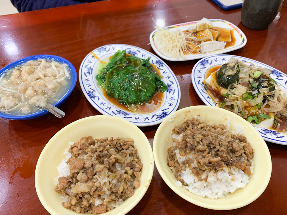 三元號滷肉飯, 三元號魯肉飯, 三元號菜單, 圓環滷肉飯, 魚翅肉羹, 寧夏夜市, 蒜泥白肉