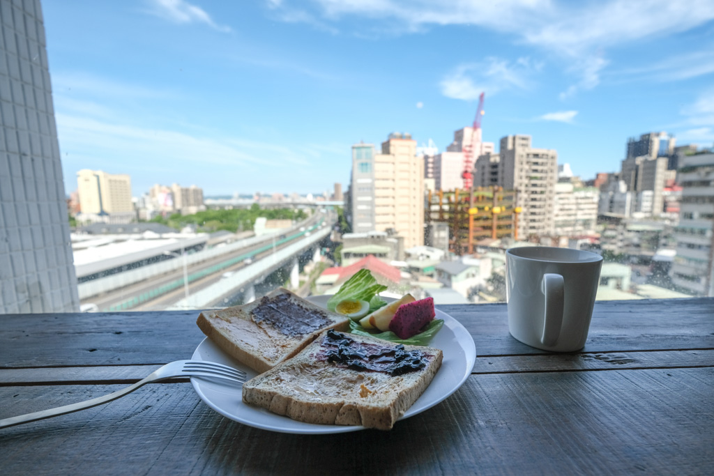 公寓十樓, Apartment 10F, 住宿心得, 台北車站青年旅館, 公寓10F早餐, 無印風青旅