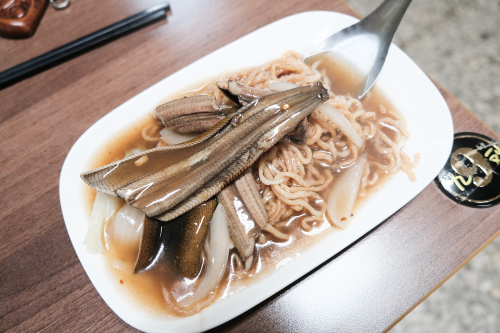 城邊真味鱔魚麵, 台南美食, 台南鱔魚意麵, 麻油腰子湯, 東門路鱔魚麵, 圓環炒鱔魚專家, 在地人推薦鱔魚麵