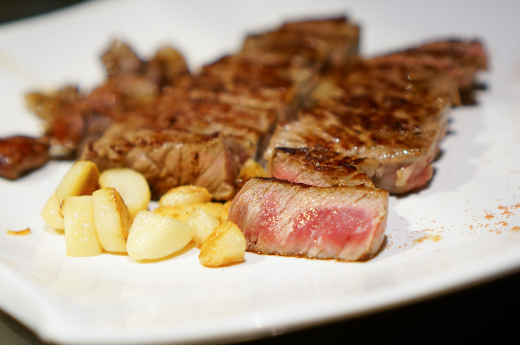 阿萬鵝肉，晴光市場 / 雙城街 30 年古早味鵝肉店，新裝潢用餐環境乾淨又舒適！ @黛西優齁齁 DaisyYohoho 世界自助旅行/旅行狂/背包客/美食生活