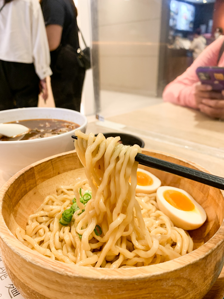 大師兄銷魂麵舖, 台南新光三越美食, 台南大師兄銷魂麵館, 麻辣鴨血, 麻辣牛肉湯, 銷魂拌麵