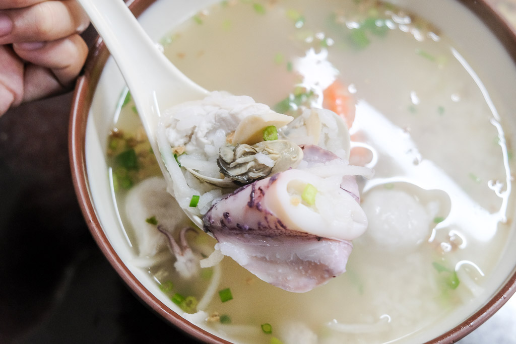 萬伯鹹粥 台南北區成大美食，宵夜場也吃得到的海鮮粥、蝦仁肉絲飯！