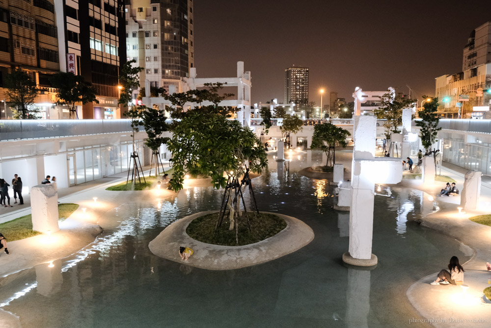 河樂廣場 The Spring，台南白天的人氣親水公園，晚上的浪漫約會勝地。