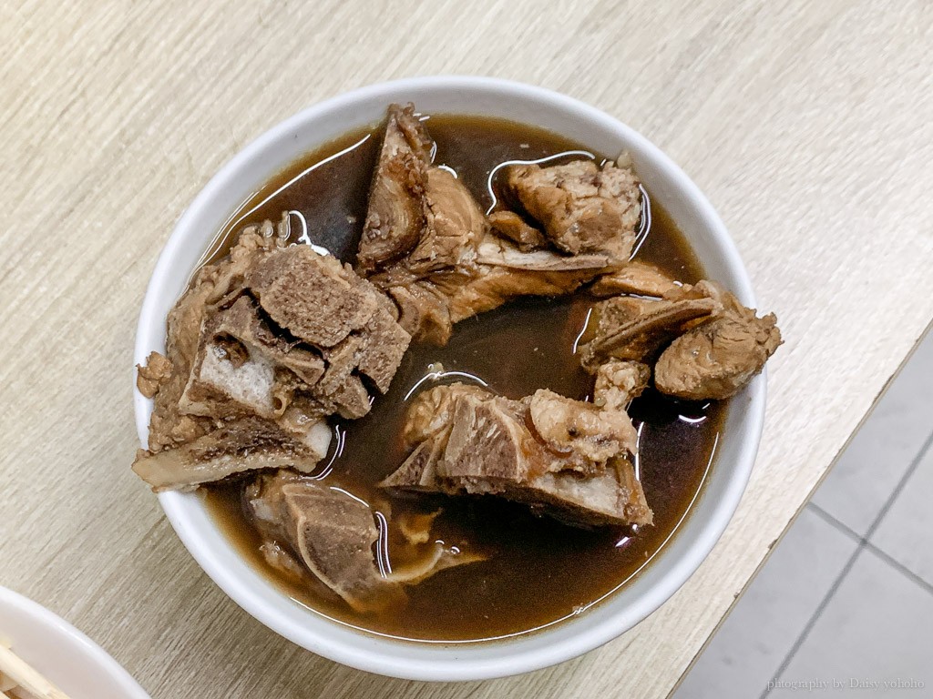 何首烏, 嘉義何首烏, 何首烏排骨湯, 嘉義藥膳排骨, 嘉義便當, 嘉義補湯, 成仁街美食, 嘉義美食, 嘉義小吃