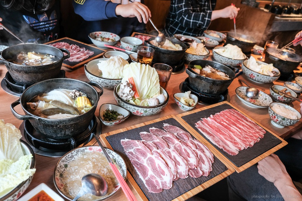 台中火鍋推薦｜湯棧公益店，有剝皮辣椒鍋，麻油、燒酒雞鍋跟豐盛菜盤、冷藏肉