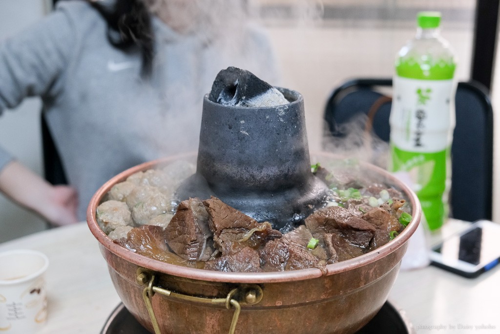 清真恩德元餃子館 台中炭火加熱牛肉火鍋！牛肉軟嫩入味，湯頭清甜味美！