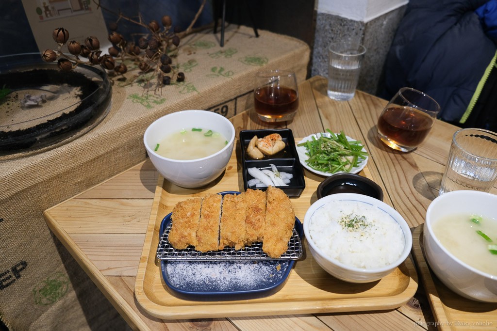 蘭井街》初·仨食日式洋食豬排飯，炸豬排、咖哩、雞唐揚，米飯好Q好好吃！ @嘉義+1 | 嘉義加一