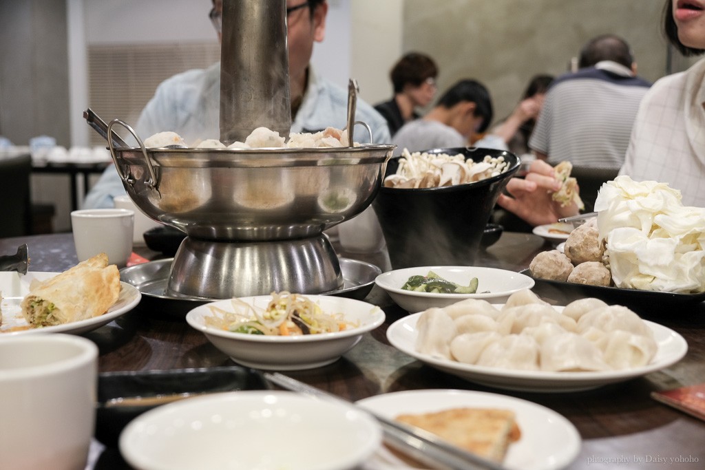 劉家酸菜白肉鍋 來自高雄左營的眷村美味，可調整酸度，手工刀削麵、水餃