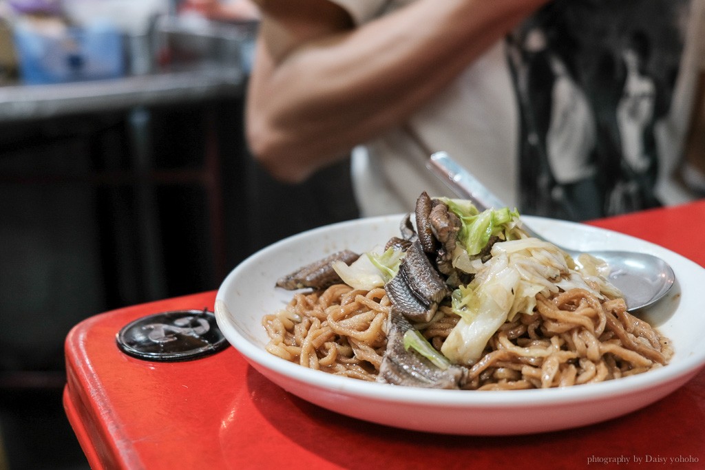 品味鱔魚意麵 尊王路宵夜美食,炒鱔魚麵一盤 $100 元,鱔魚脆口意麵好吃 品味鱔魚意麵 尊王路宵夜美食,炒鱔魚麵一盤 $100 元,鱔魚脆口意麵好吃