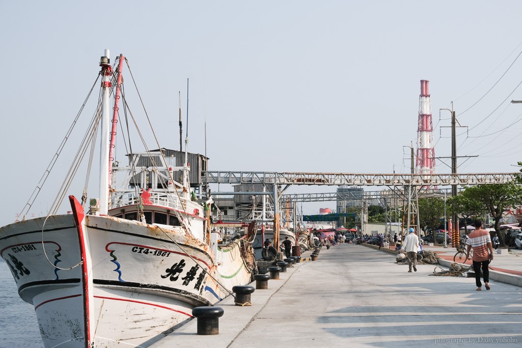 高雄茄萣 | 興達港觀光漁市，港邊吃海鮮，現燙小捲、生魚片、花枝丸、鮮魚湯 @黛西優齁齁 DaisyYohoho 世界自助旅行/旅行狂/背包客/美食生活