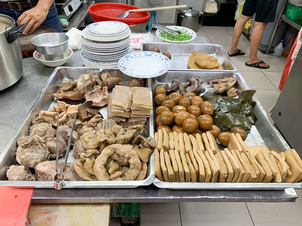 府前路無名陽春麵 / 紅油抄手必點！麻醬乾麵、滷菜也不錯，但動作有點慢