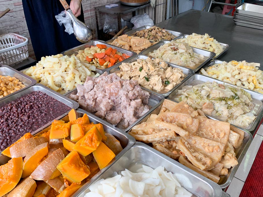 嘉義清粥小菜、蕃薯簽素食店，嘉義民生北路素食自助餐，菜色多樣價格也合理