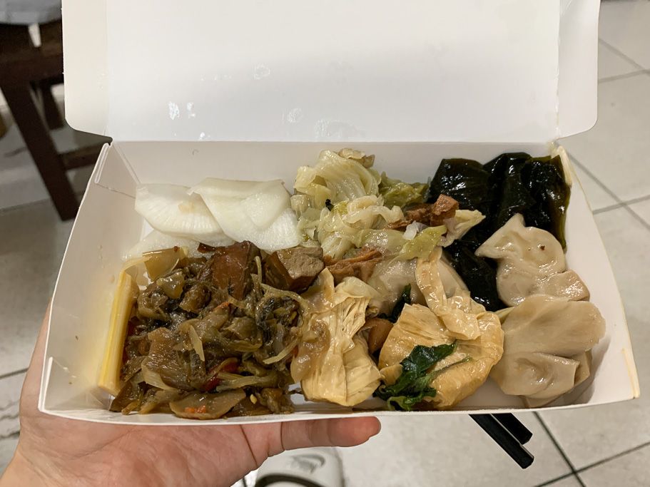 嘉義清粥小菜、蕃薯簽素食店，嘉義民生北路素食自助餐，菜色多樣價格也合理