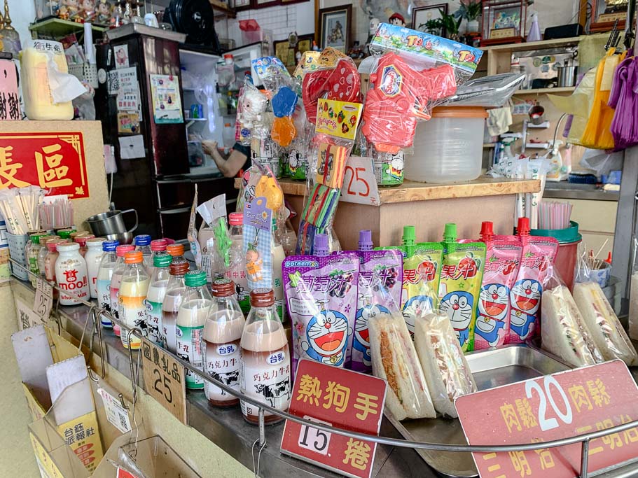 可口味早餐店 / 國語日報早餐店，第一次吃到甘梅口味粉漿蛋餅，嘉義成仁街上的古早味