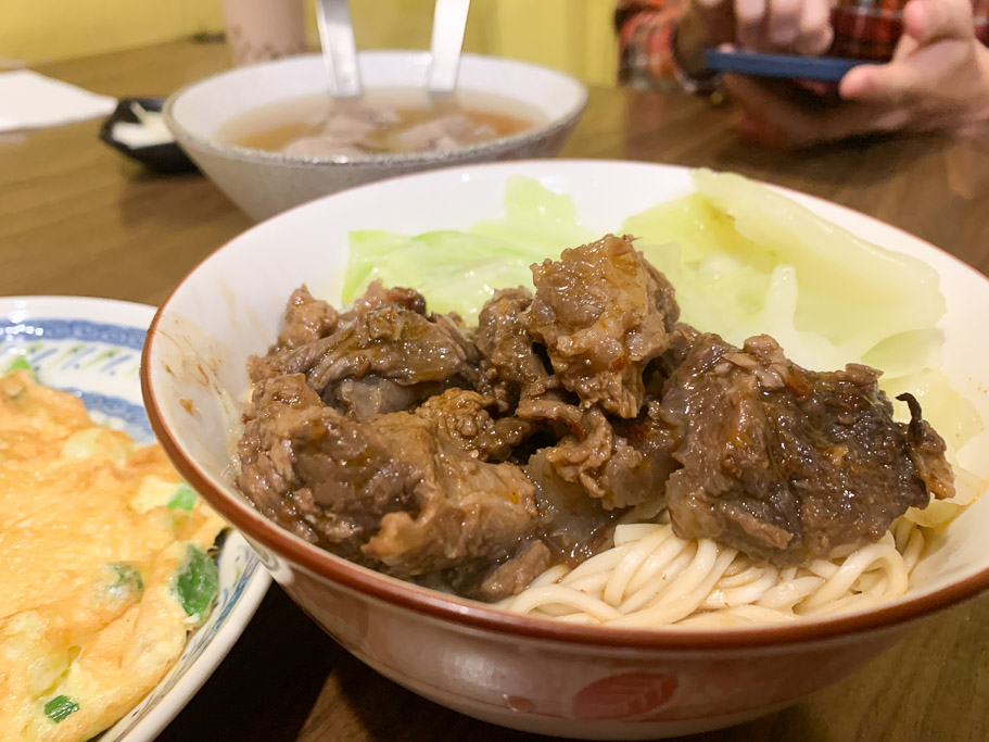 苏 – 牛肉湯 台南東區崇德路美味溫體牛，大推麻辣牛腩拌麵！！