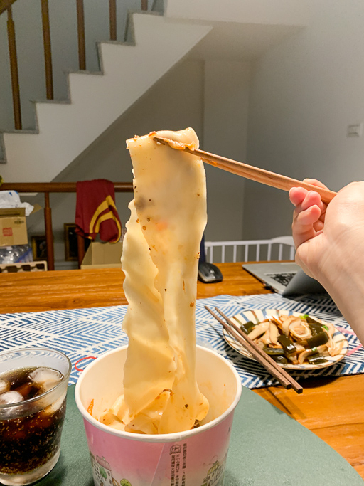 陝西辣妹子，酸辣褲袋寬麵，一碗就只有這一條麵！？又寬又長的陝西料理