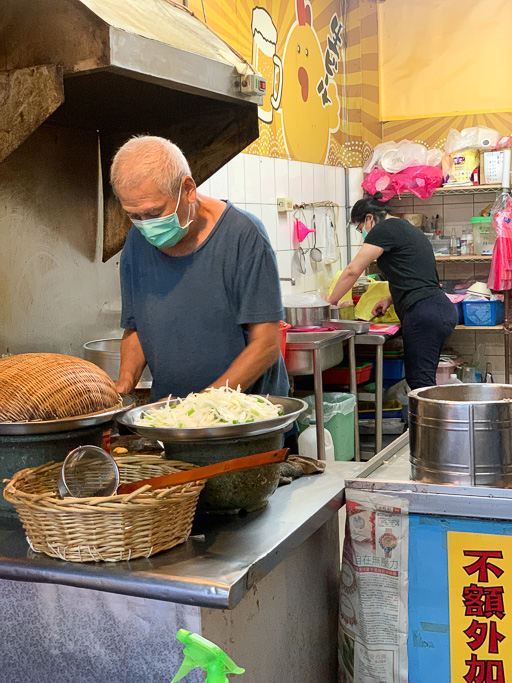 二哥炒鱔魚，海安路宵夜美食，大火快炒的鑊氣，鱔魚跟意麵都很 Q！