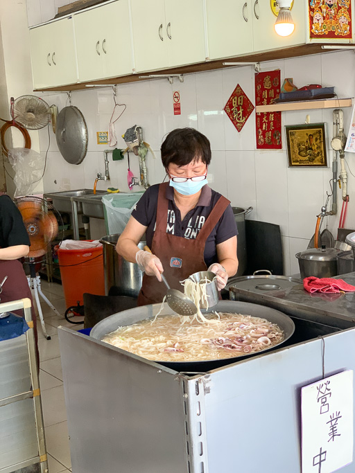 台南在地古早味邱家小卷米粉，國華街最長排隊人潮小吃，湯頭十分清甜好喝。