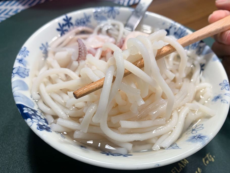 台南在地古早味邱家小卷米粉，國華街最長排隊人潮小吃，湯頭十分清甜好喝。