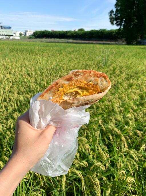 啞煎蔥油餅，無聲揉出的厚實軟 Q 蔥油餅、韭菜盒， 小時候吃到大的回憶