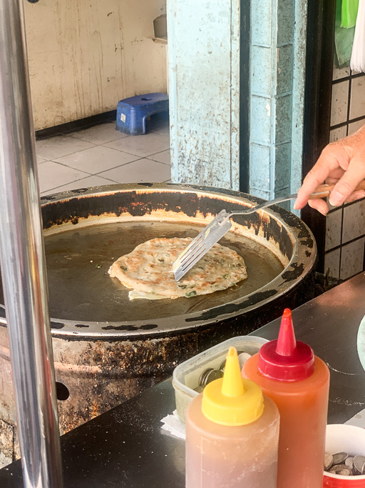 啞煎蔥油餅，無聲揉出的厚實軟 Q 蔥油餅、韭菜盒， 小時候吃到大的回憶