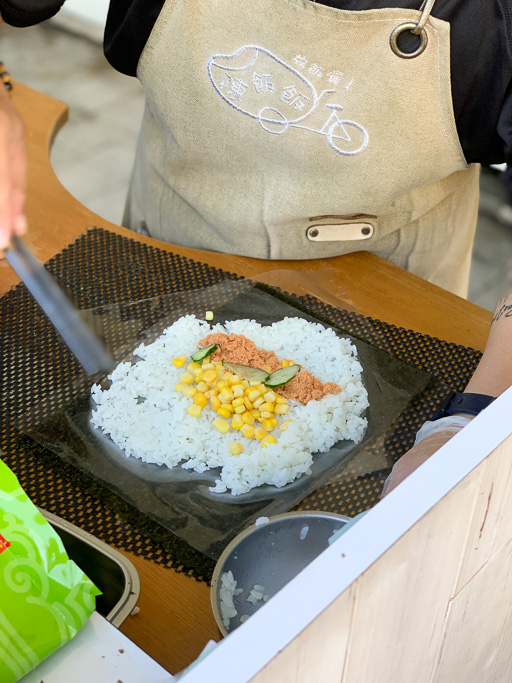 陳飯飯海苔飯捲，文青風小攤車，加飯免費！嘉義中正公園旁早餐車～