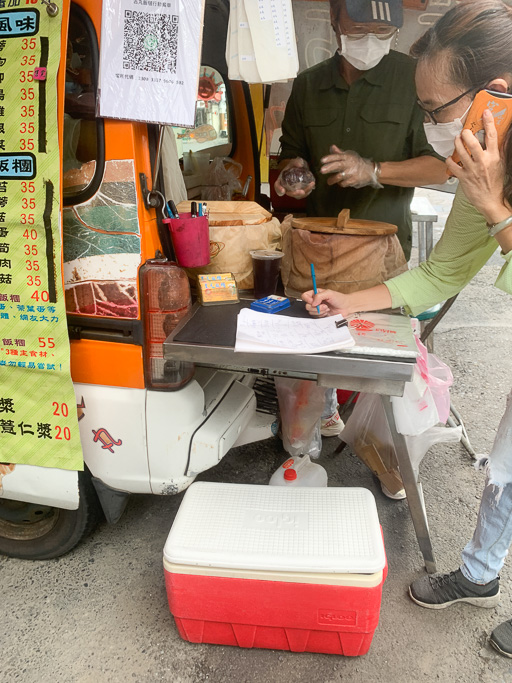 吉丸飯糰小巴，你吃過『混蛋飯糰』嗎？嘉義文化路橘色巴士賣的早餐飯糰