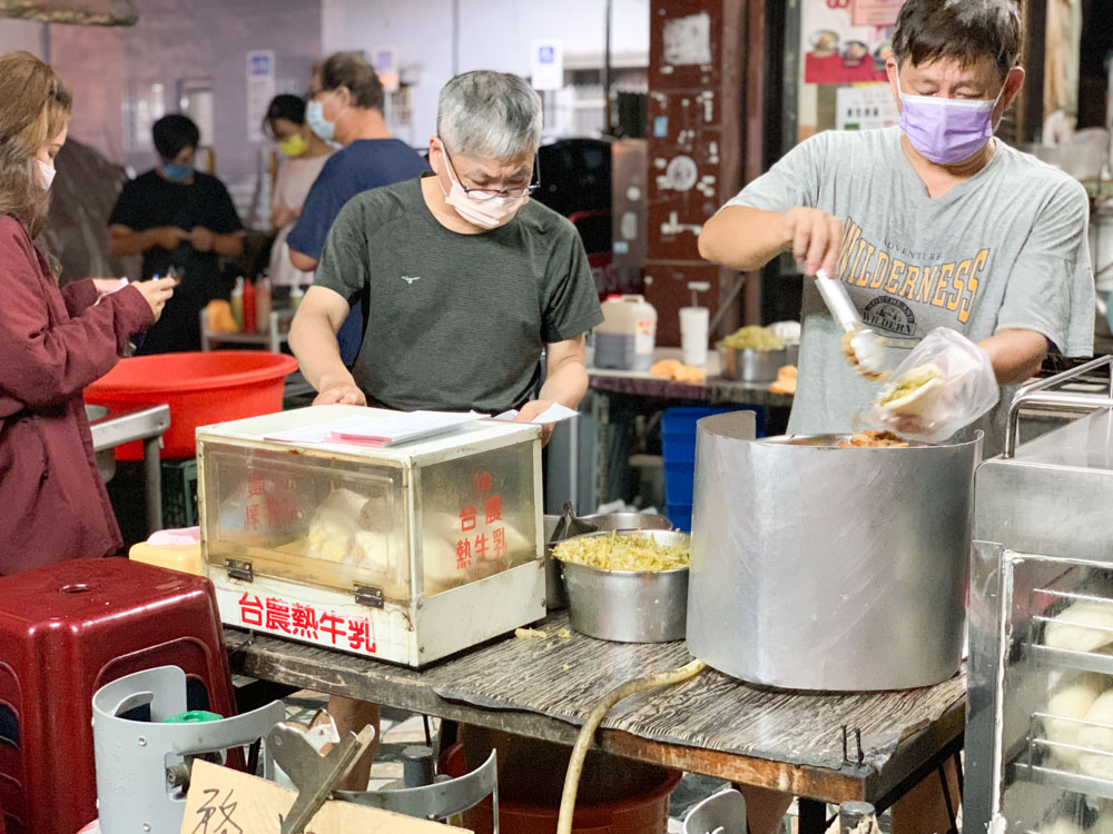 一點刈包，台南深夜排隊店，超人氣宵夜、銅板美食！掛包加蛋只要 $35 元