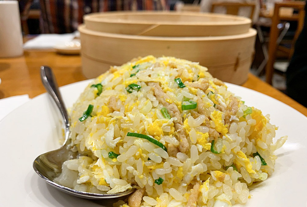 鼎泰豐，小籠湯包外，還有刀功一流的酸辣湯、粒粒分明的炒飯！中山站南西店