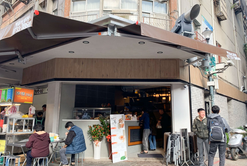 阿萬鵝肉，晴光市場 / 雙城街 30 年古早味鵝肉店，新裝潢用餐環境乾淨又舒適！
