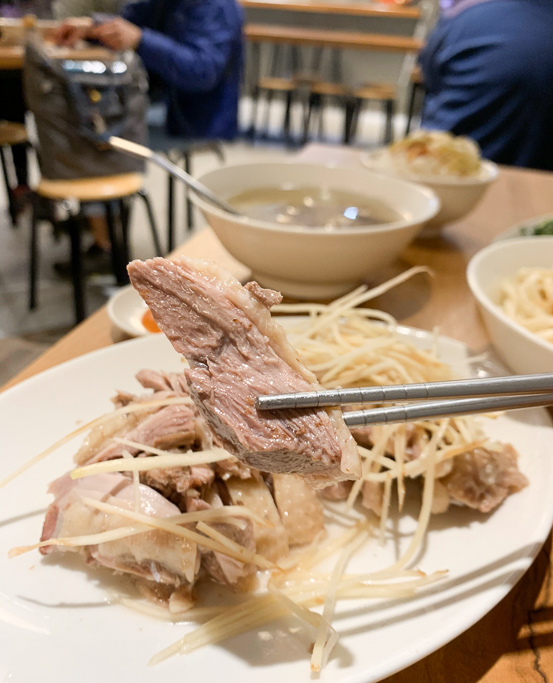 阿萬鵝肉，晴光市場 / 雙城街 30 年古早味鵝肉店，新裝潢用餐環境乾淨又舒適！