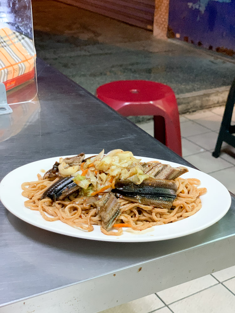 福來鱔魚意麵，大火爆炒的酸甜傳統小吃～台南裕農路宵夜美食，億哥牛肉湯旁