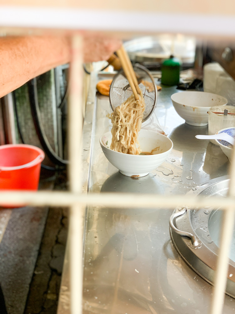 劉家麵攤，麻醬麵好好吃，但是很貴的眷村口味～嘉義台林街麵店推薦