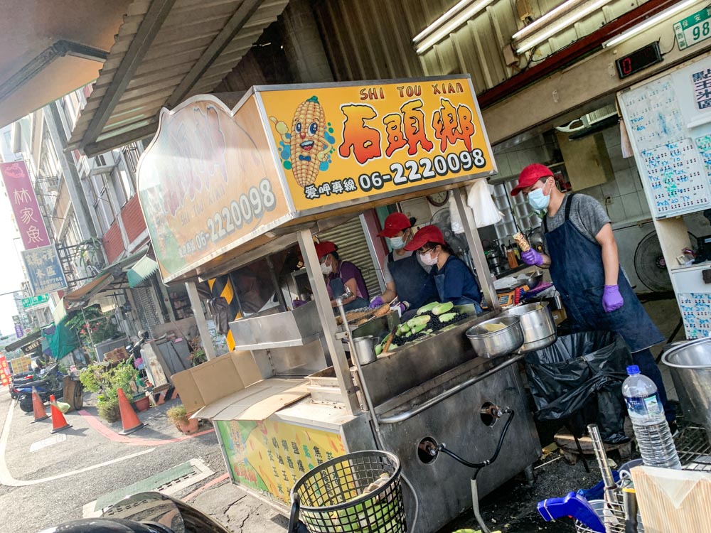 石頭鄉燜烤香味玉米，台南海安路散步美食，六種口味玉米，平均 60 ~ 80 / 支！