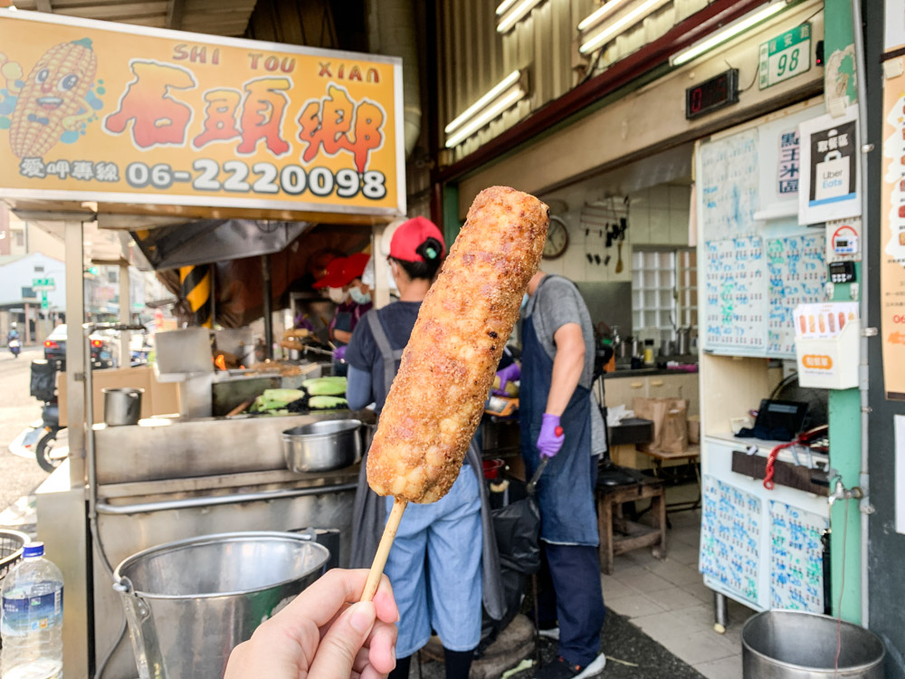 石頭鄉燜烤香味玉米，台南海安路散步美食，六種口味玉米，平均 60 ~ 80 / 支！