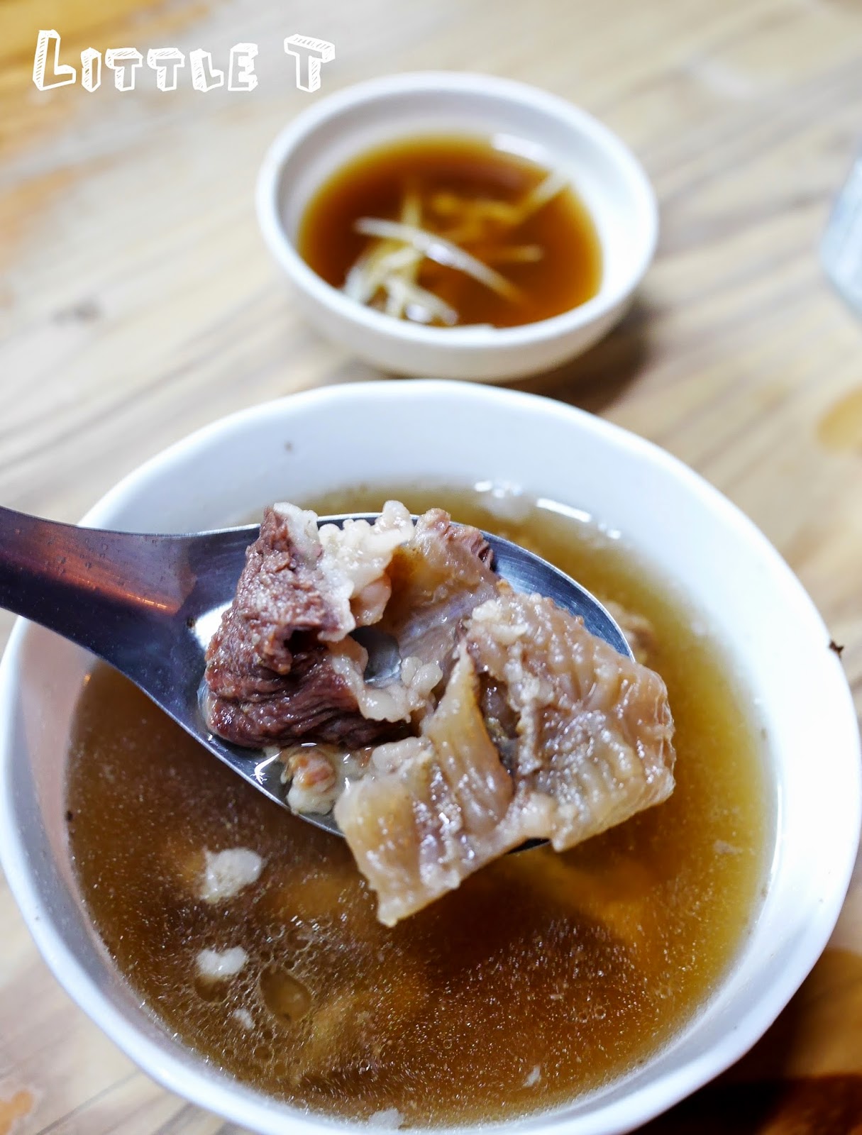 六千牛肉湯,台南凌晨四點半排隊才吃的到! 超人氣牛肉湯,超鮮甜啊! 六千牛肉湯,台南凌晨四點半排隊才吃的到! 超人氣牛肉湯,超鮮甜啊!
