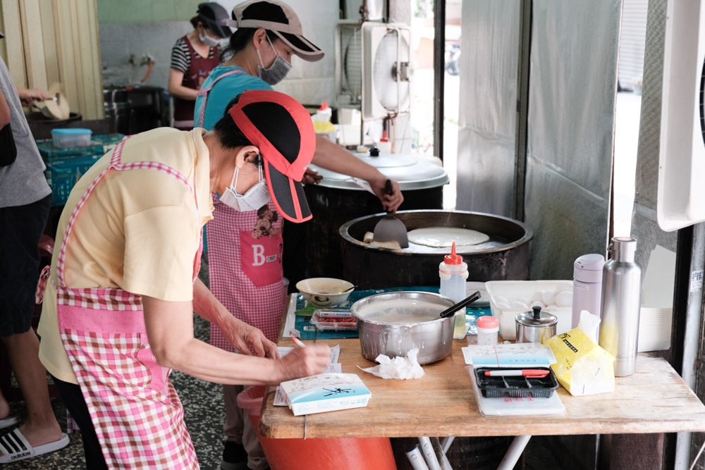 阿公阿婆蛋餅，超大份量粉漿蛋餅銅板價～台南傳統古早味美食，巷弄裡吃！