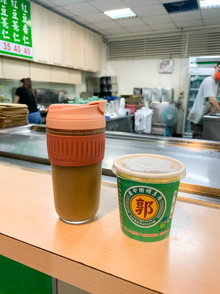 慶中街郭家綠豆湯（總店），綠豆 + 粉角，就是要喝總店的才消暑對味！