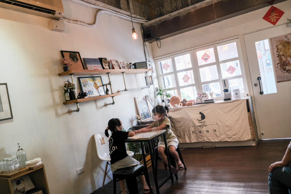 肥貓咖啡，貓咪出沒！隱身台南神農街的文青咖啡館，招牌珍珠奶茶戚風蛋糕！