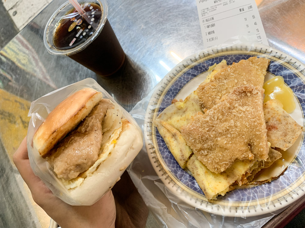 峰炸蛋餅 / 嘉義新生早點，超大豬排胚芽蛋餅＋饅頭燒，超獨創吃法～