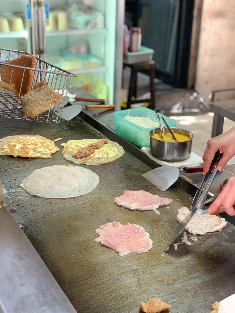 峰炸蛋餅 / 嘉義新生早點，超大豬排胚芽蛋餅＋饅頭燒，超獨創吃法～