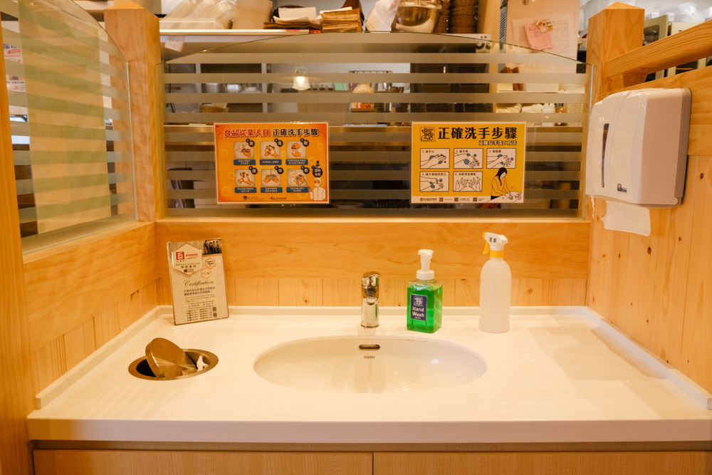 Komeda's Coffee, 客美多咖啡台北站前店, 台北車站早餐, 台北車站美食, 買飲料送早餐, 厚片吐司, 日本來台, 客美多咖啡菜單
