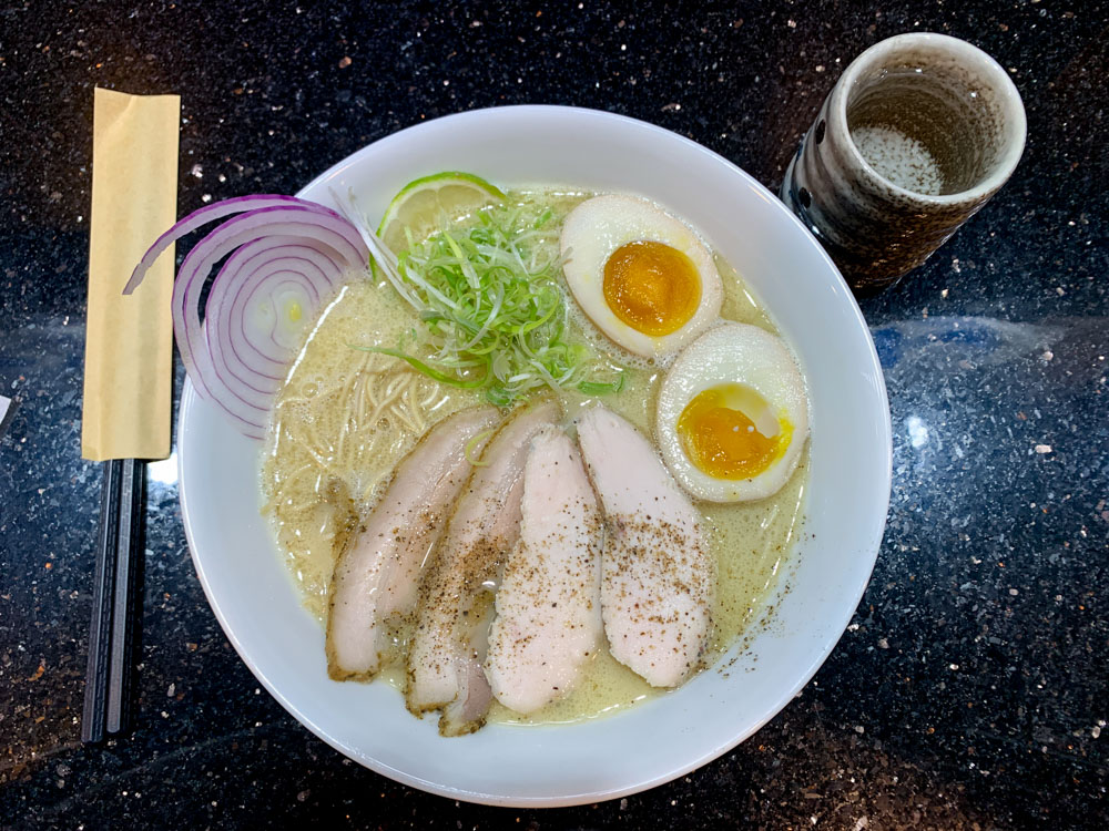 麵屋青鳥，兩片叉燒、兩片舒肥雞肉，用料大方，台南市立醫院旁拉麵店